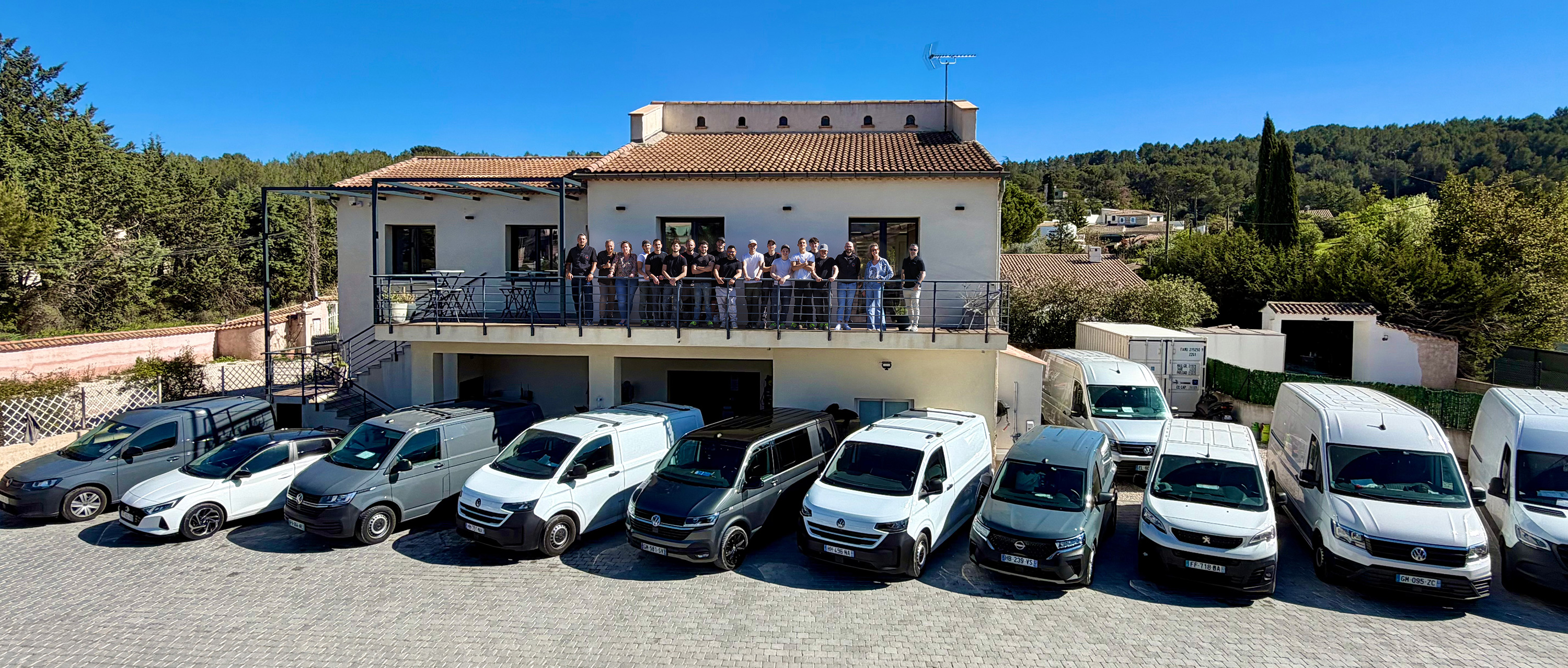 La force d'une équipe au service de l'installation, la maintenance ou la rénovation des systèmes de chauffage, plomberie, climatisation, électricité générale et ventilation en région PACA.