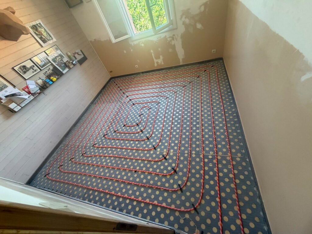 Plancher chauffant rafraîchissant